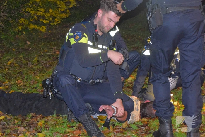 Verwarde man steekt bosje in brand