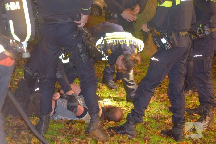 Verwarde man steekt bosje in brand