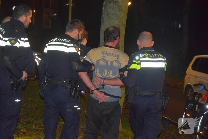 Verwarde man steekt bosje in brand