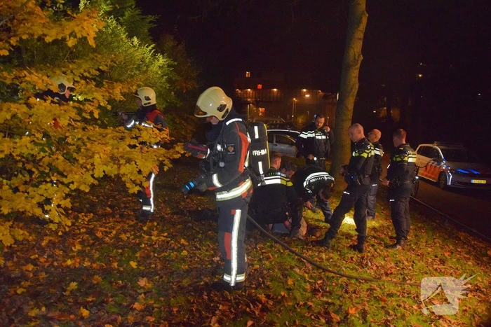 Verwarde man steekt bosje in brand