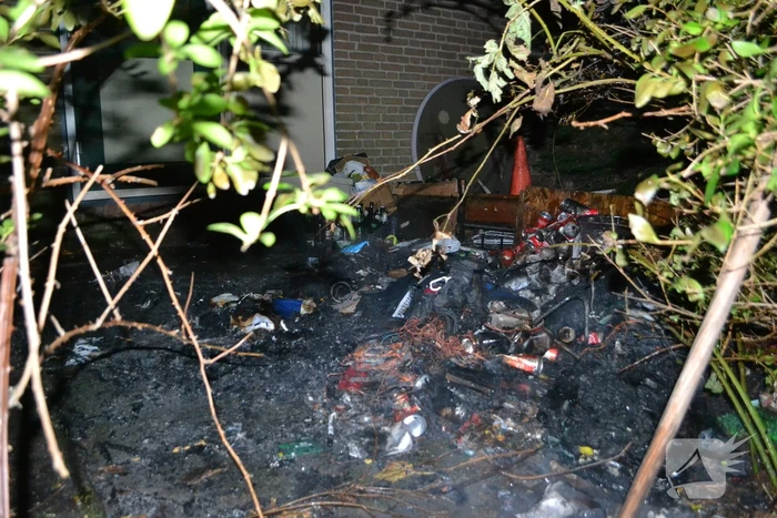 Verwarde man steekt bosje in brand