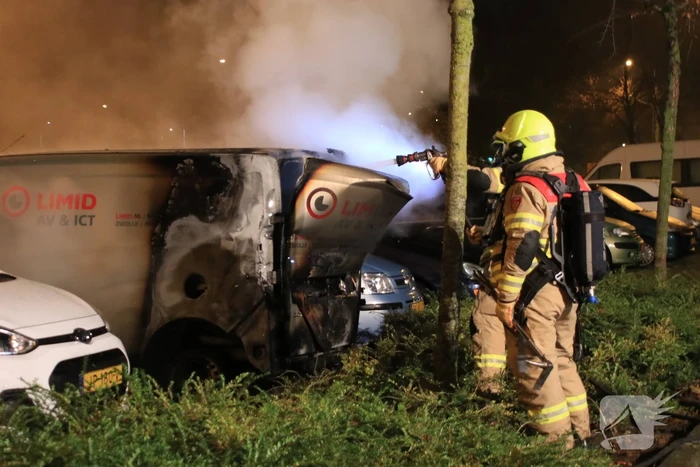 Bedrijfswagen brand volledig uit