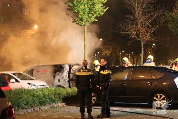 Bedrijfswagen brand volledig uit
