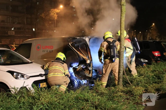 Bedrijfswagen brand volledig uit