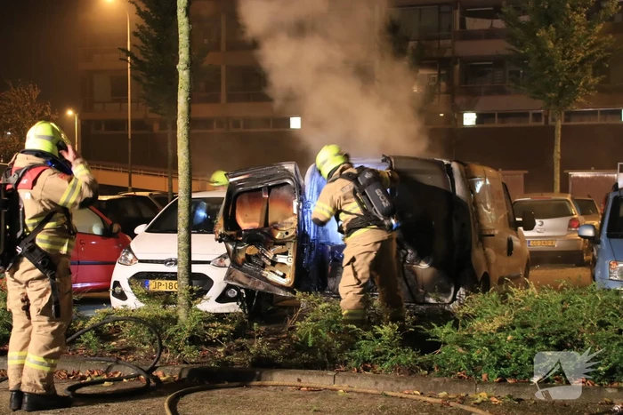 Bedrijfswagen brand volledig uit