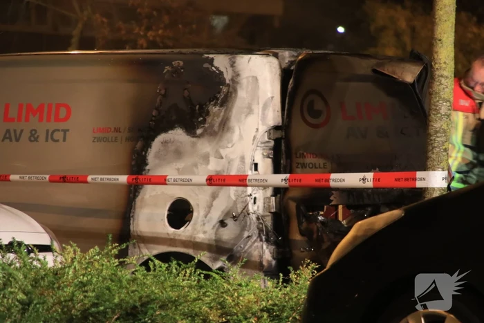 Bedrijfswagen brand volledig uit