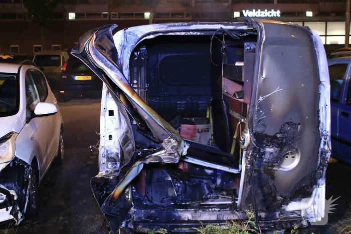 Bedrijfswagen brand volledig uit