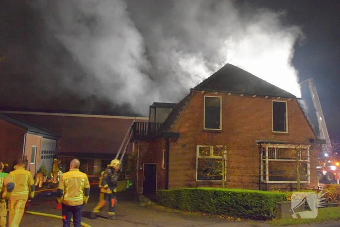 Persoon aangehouden bij grote brand in woning