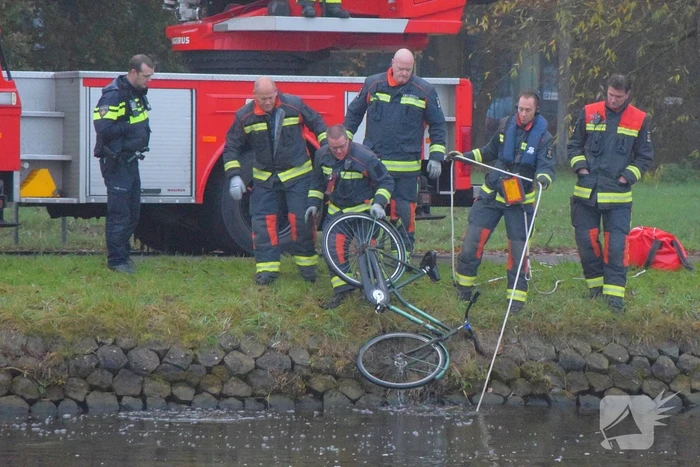 Zoektocht na aantreffen fiets in water