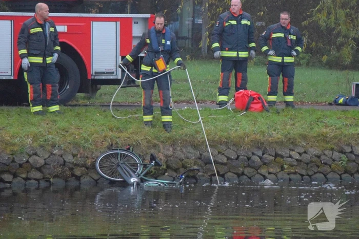 Zoektocht na aantreffen fiets in water