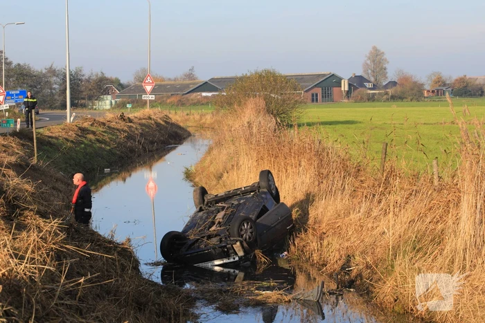 Auto vliegt uit de bocht en belandt te water