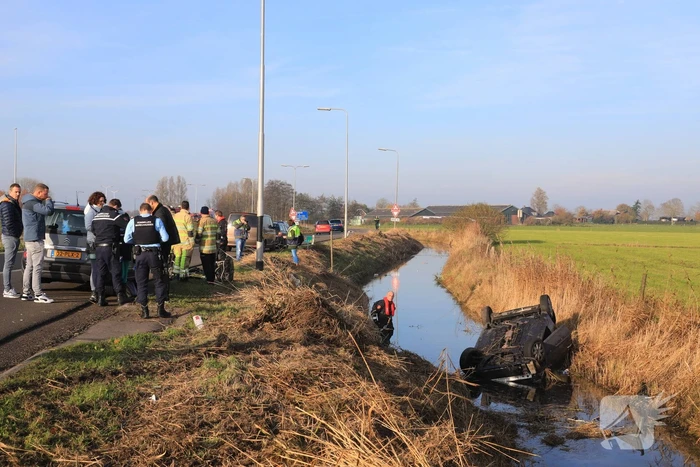 Auto vliegt uit de bocht en belandt te water