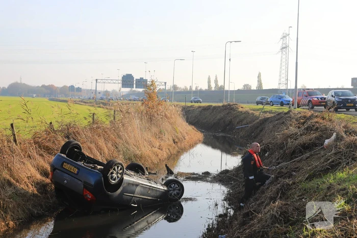 Auto vliegt uit de bocht en belandt te water