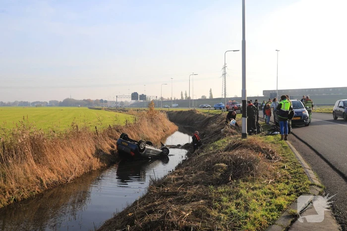 Auto vliegt uit de bocht en belandt te water