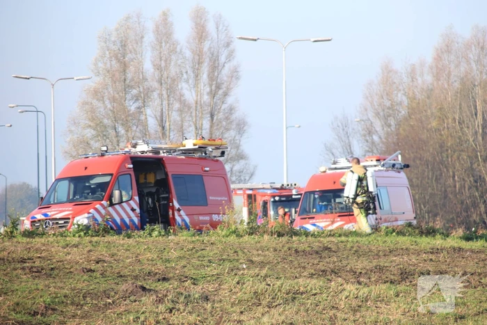 Auto vliegt uit de bocht en belandt te water