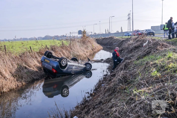 Auto vliegt uit de bocht en belandt te water