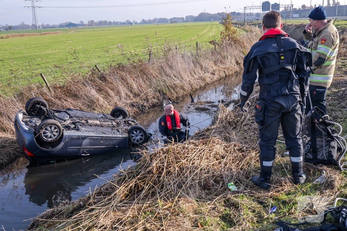 Auto vliegt uit de bocht en belandt te water