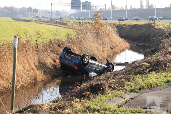 Auto vliegt uit de bocht en belandt te water