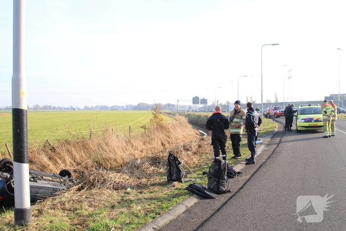Auto vliegt uit de bocht en belandt te water