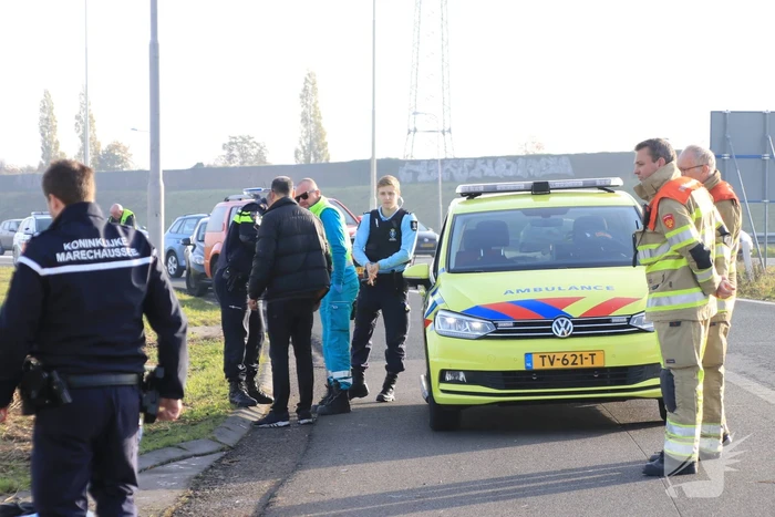 Auto vliegt uit de bocht en belandt te water
