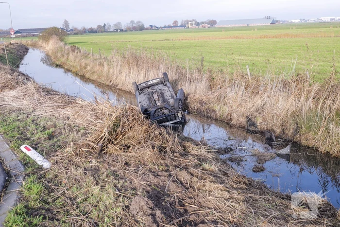 Auto vliegt uit de bocht en belandt te water