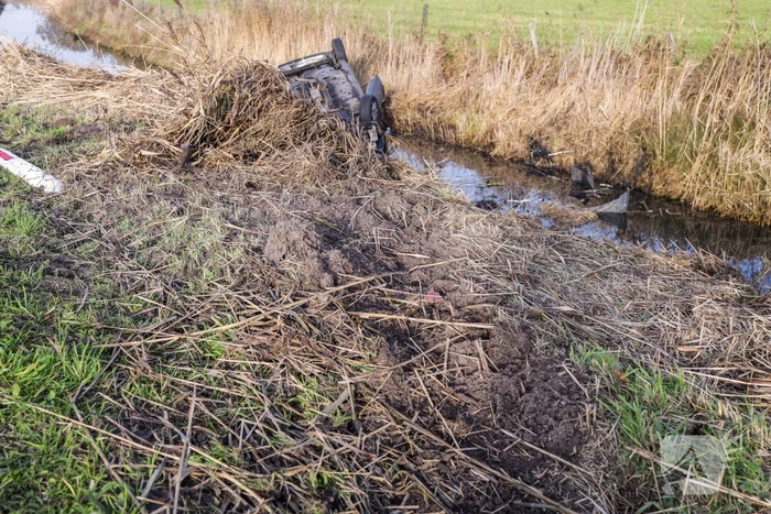 Auto vliegt uit de bocht en belandt te water
