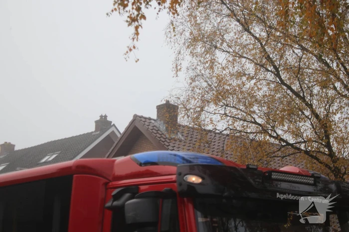 Brandweer veegt schoorsteen na brand