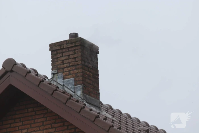 Brandweer veegt schoorsteen na brand