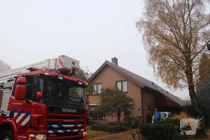 Brandweer veegt schoorsteen na brand