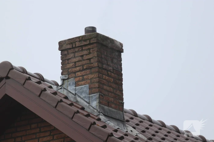 Brandweer veegt schoorsteen na brand
