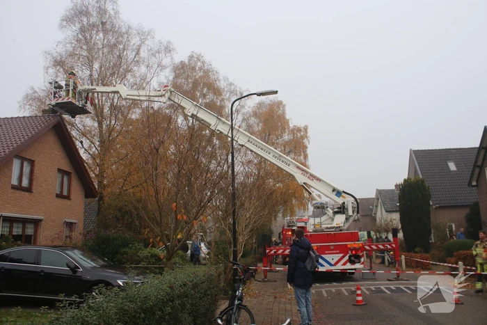Brandweer veegt schoorsteen na brand