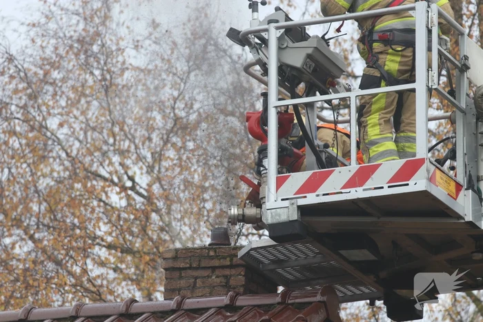Brandweer veegt schoorsteen na brand