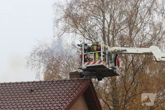 Brandweer veegt schoorsteen na brand