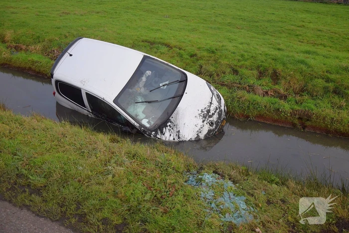 Auto belandt in sloot na eenzijdig ongeluk