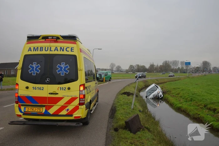 Auto belandt in sloot na eenzijdig ongeluk