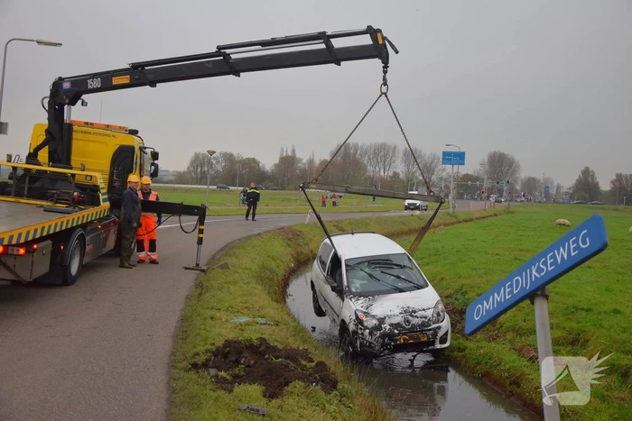 Auto belandt in sloot na eenzijdig ongeluk