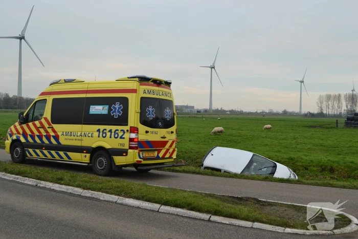 Auto belandt in sloot na eenzijdig ongeluk