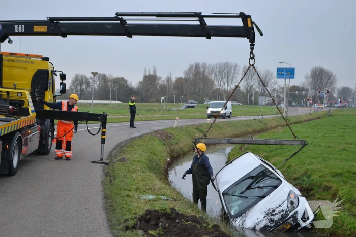 Auto belandt in sloot na eenzijdig ongeluk