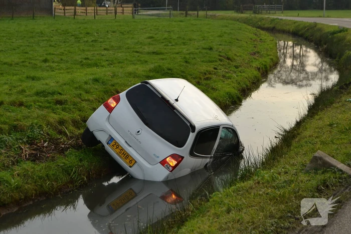 Auto belandt in sloot na eenzijdig ongeluk