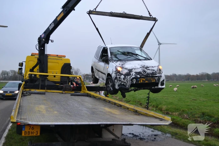 Auto belandt in sloot na eenzijdig ongeluk