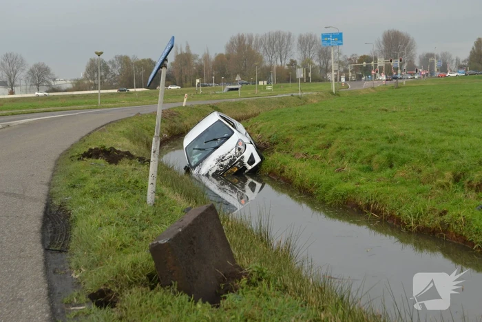 Auto belandt in sloot na eenzijdig ongeluk