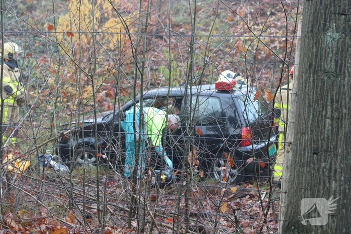 Auto schiet van snelweg belandt onderaan talud