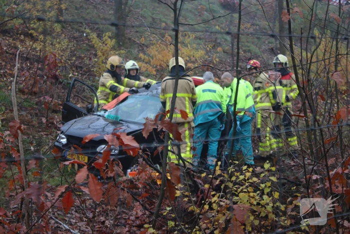 Auto schiet van snelweg belandt onderaan talud