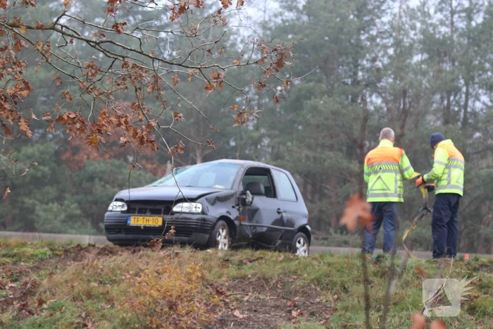 Auto schiet van snelweg belandt onderaan talud