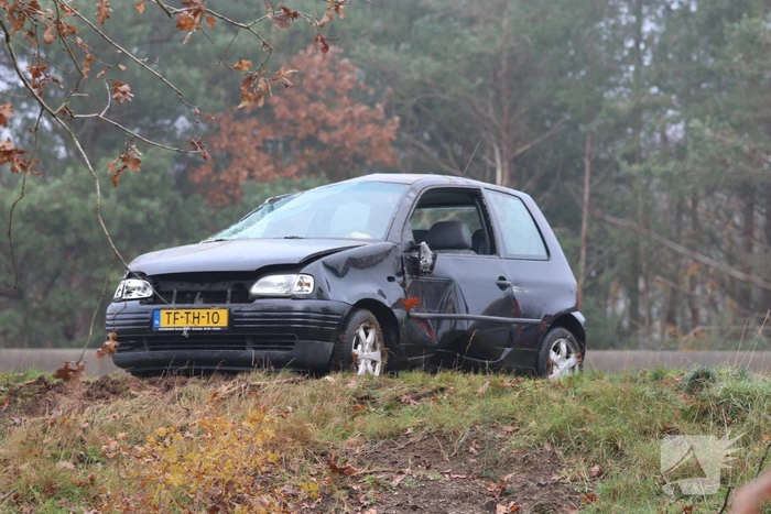 Auto schiet van snelweg belandt onderaan talud