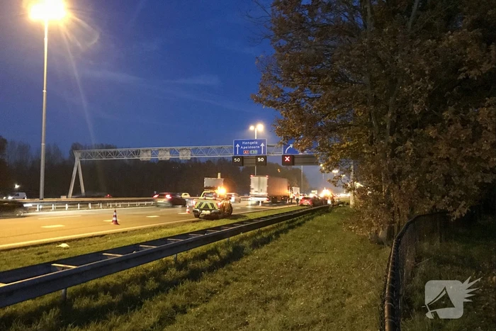 Drie auto's botsen op snelweg