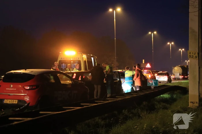 Drie auto's botsen op snelweg