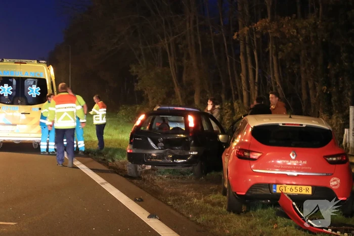 Drie auto's botsen op snelweg