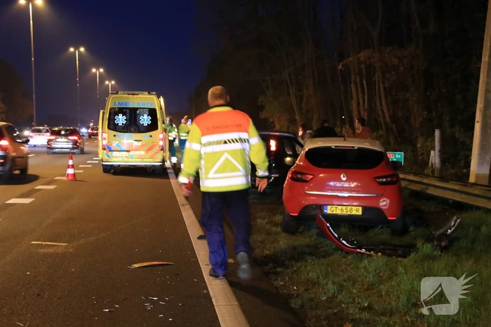 Drie auto's botsen op snelweg