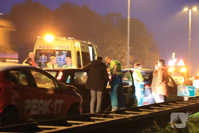Drie auto's botsen op snelweg